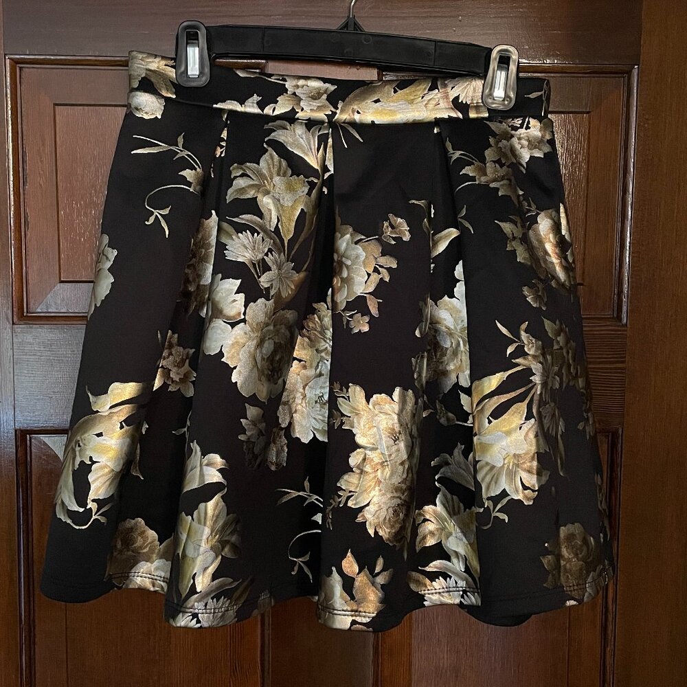 Size Large Charlotte Russe black and gold foil print floral pleated skirt